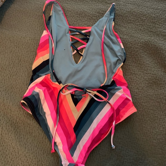 Billabong bathing suit - never worn! Size 1 - Picture 3 of 4